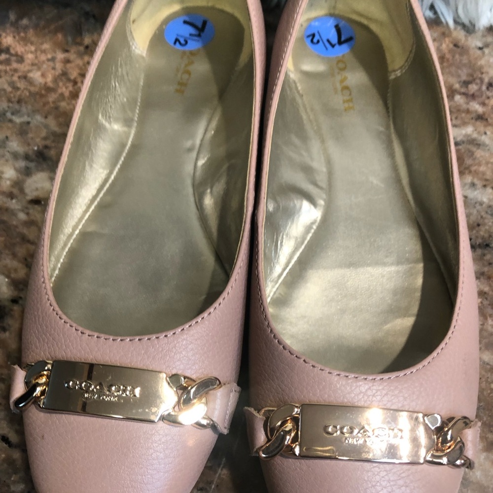 🔥🔥🔥🔥Coach Flat tan Flats Size 7 1/2.